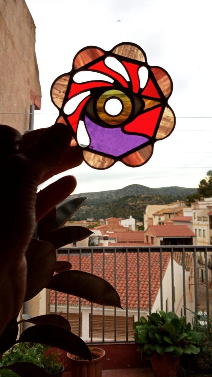 Un bote de vidrio transparente diseñado para sostener una vela, con una estructura resistente y una superficie lisa que permite que la luz de la llama brille con claridad, creando una atmósfera cálida y acogedora en cualquier ambiente.