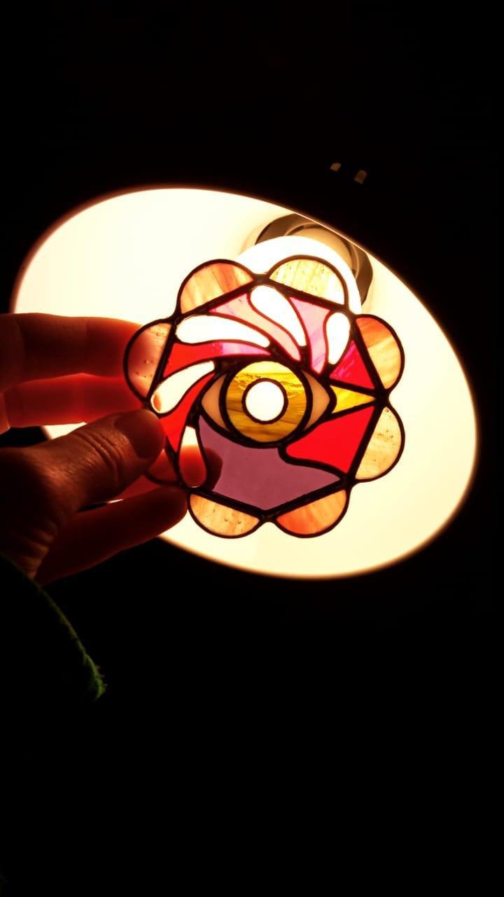 Un bote de vidrio transparente diseñado para sostener una vela, con una estructura resistente y una superficie lisa que permite que la luz de la llama brille con claridad, creando una atmósfera cálida y acogedora en cualquier ambiente.