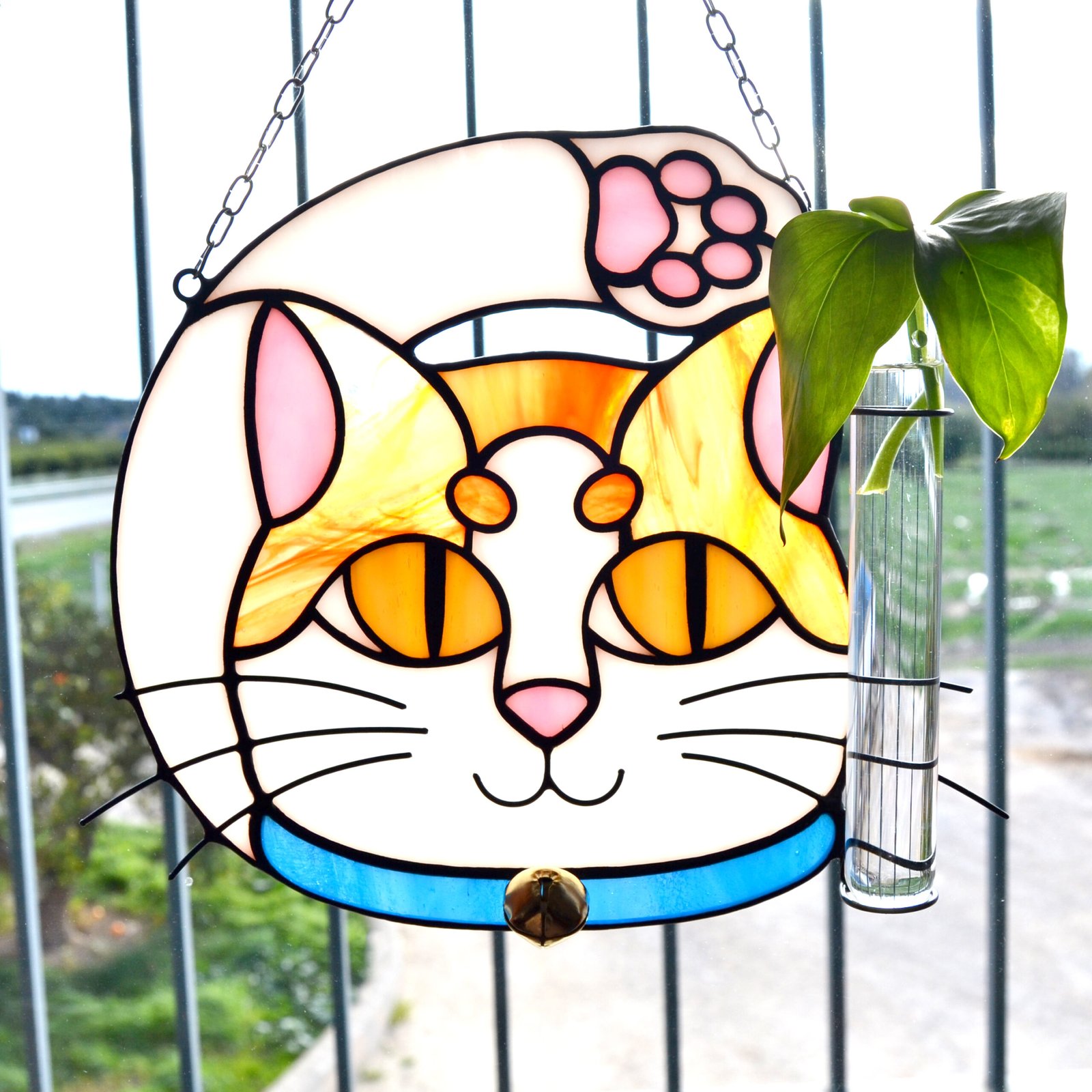 Un vitral que retrata a un elegante gato, con sus ojos curiosos y su pelaje suave y brillante, capturando la gracia y la serenidad de este majestuoso animal mientras la luz del sol filtra a través de los colores vibrantes y crea un efecto cautivador en cualquier espacio.