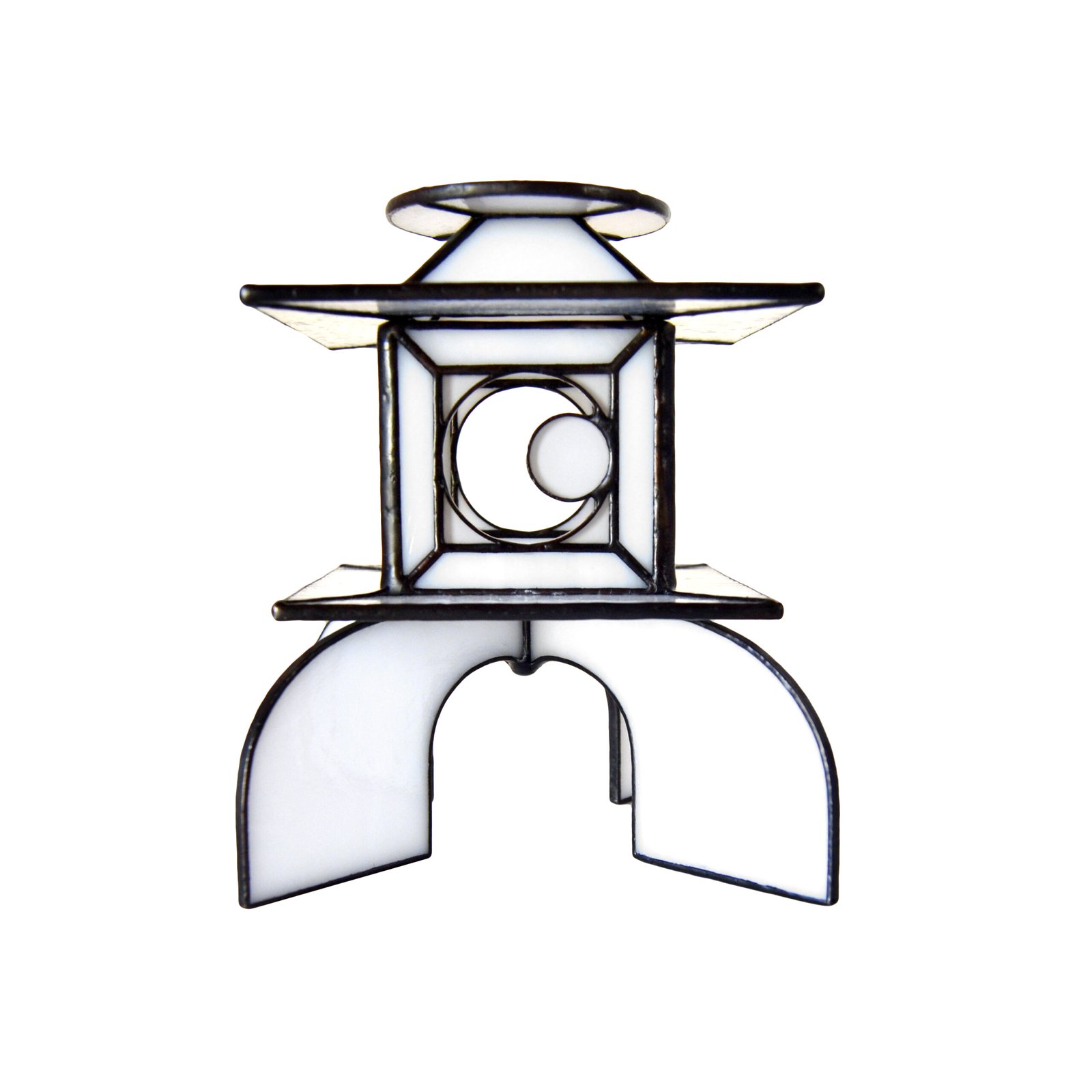 Un bote de vidrio transparente diseñado para sostener una vela, con una estructura resistente y una superficie lisa que permite que la luz de la llama brille con claridad, creando una atmósfera cálida y acogedora en cualquier ambiente.