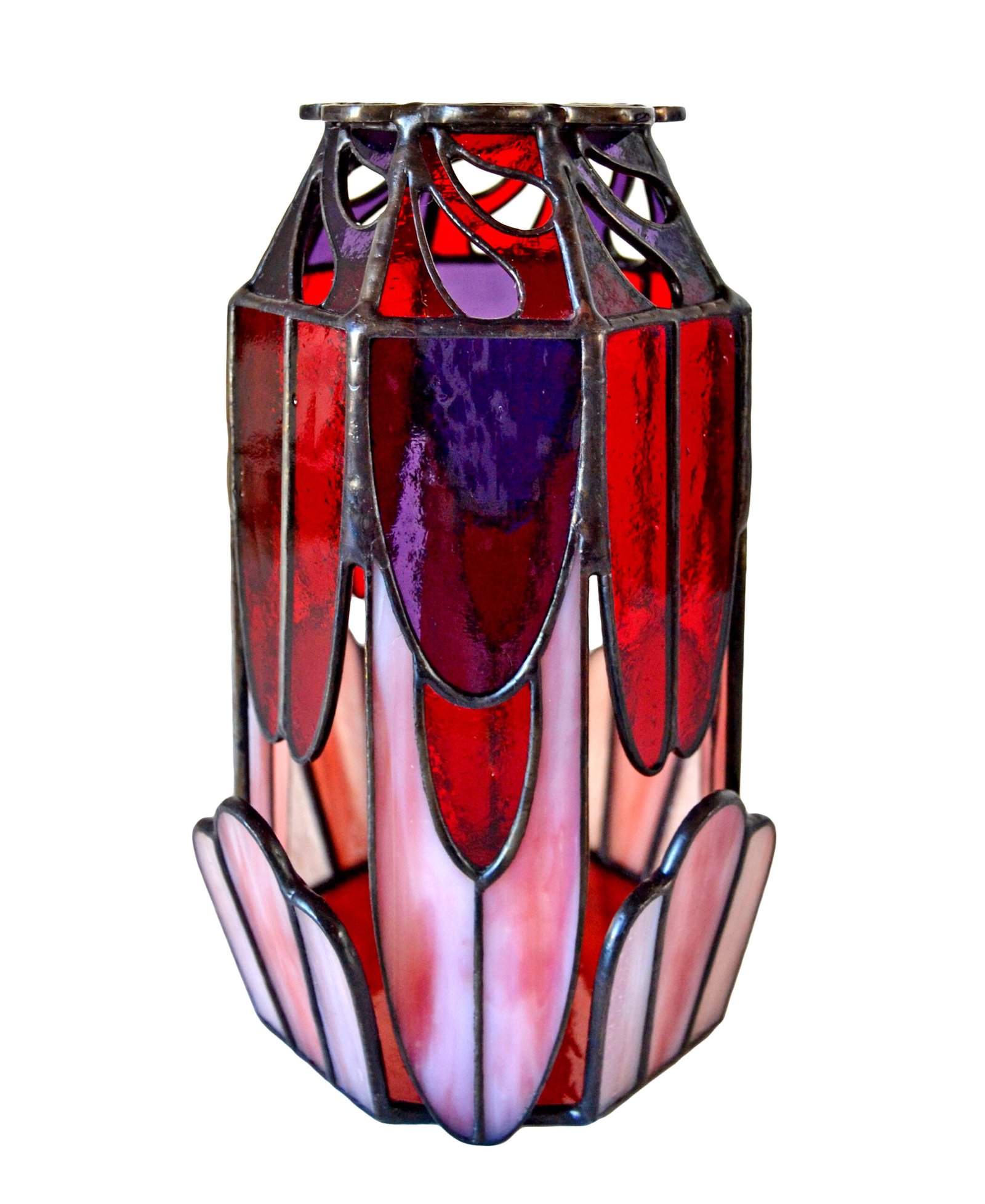 Un bote de vidrio transparente diseñado para sostener una vela, con una estructura resistente y una superficie lisa que permite que la luz de la llama brille con claridad, creando una atmósfera cálida y acogedora en cualquier ambiente.