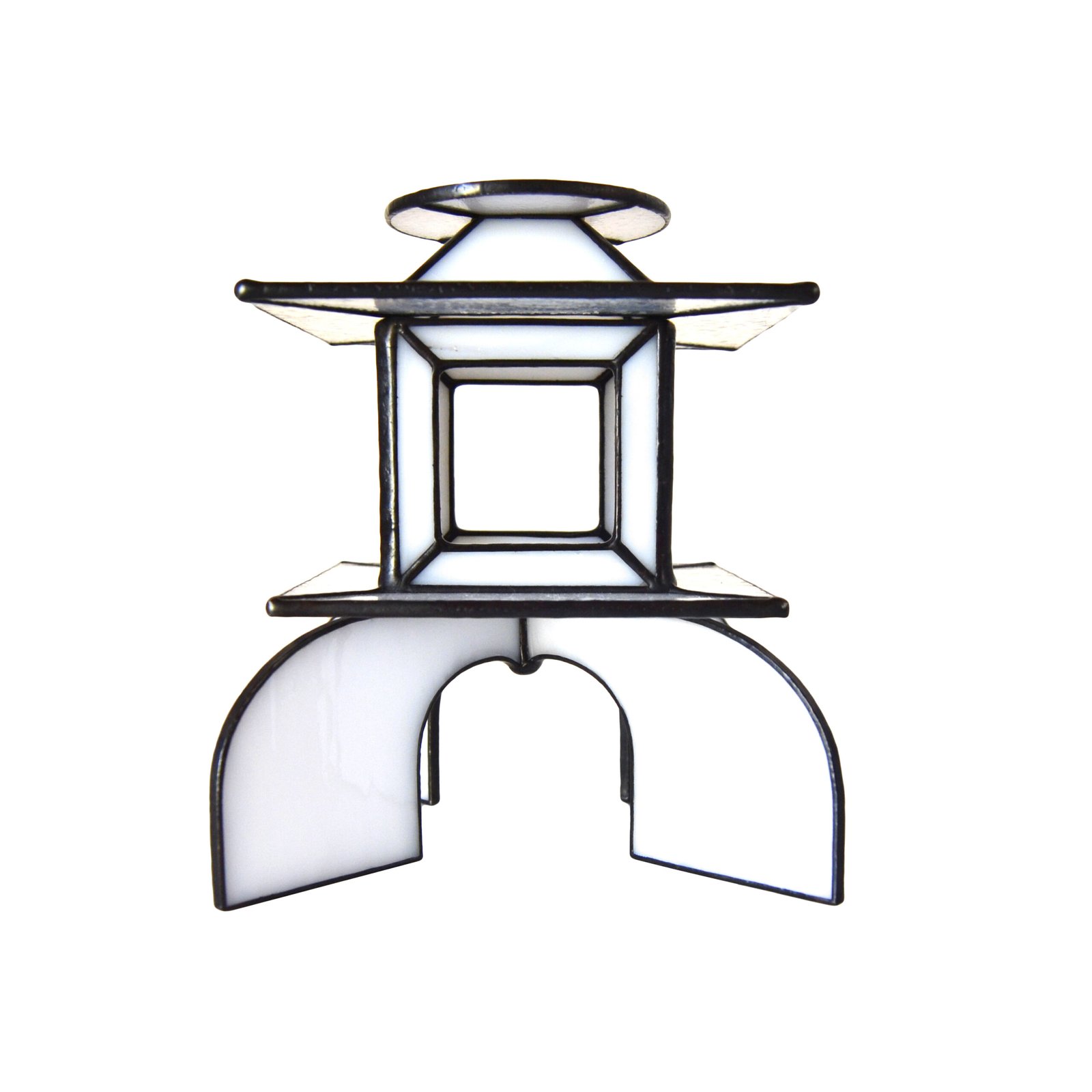 Un bote de vidrio transparente diseñado para sostener una vela, con una estructura resistente y una superficie lisa que permite que la luz de la llama brille con claridad, creando una atmósfera cálida y acogedora en cualquier ambiente.