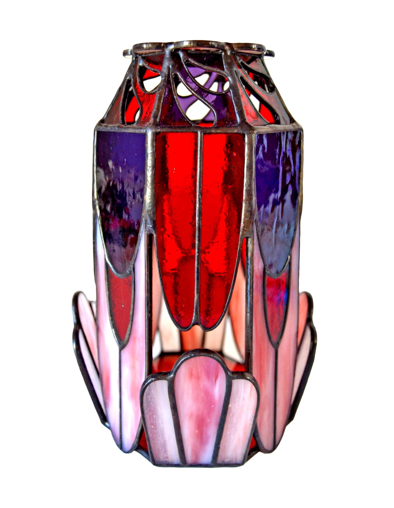 Un bote de vidrio transparente diseñado para sostener una vela, con una estructura resistente y una superficie lisa que permite que la luz de la llama brille con claridad, creando una atmósfera cálida y acogedora en cualquier ambiente.