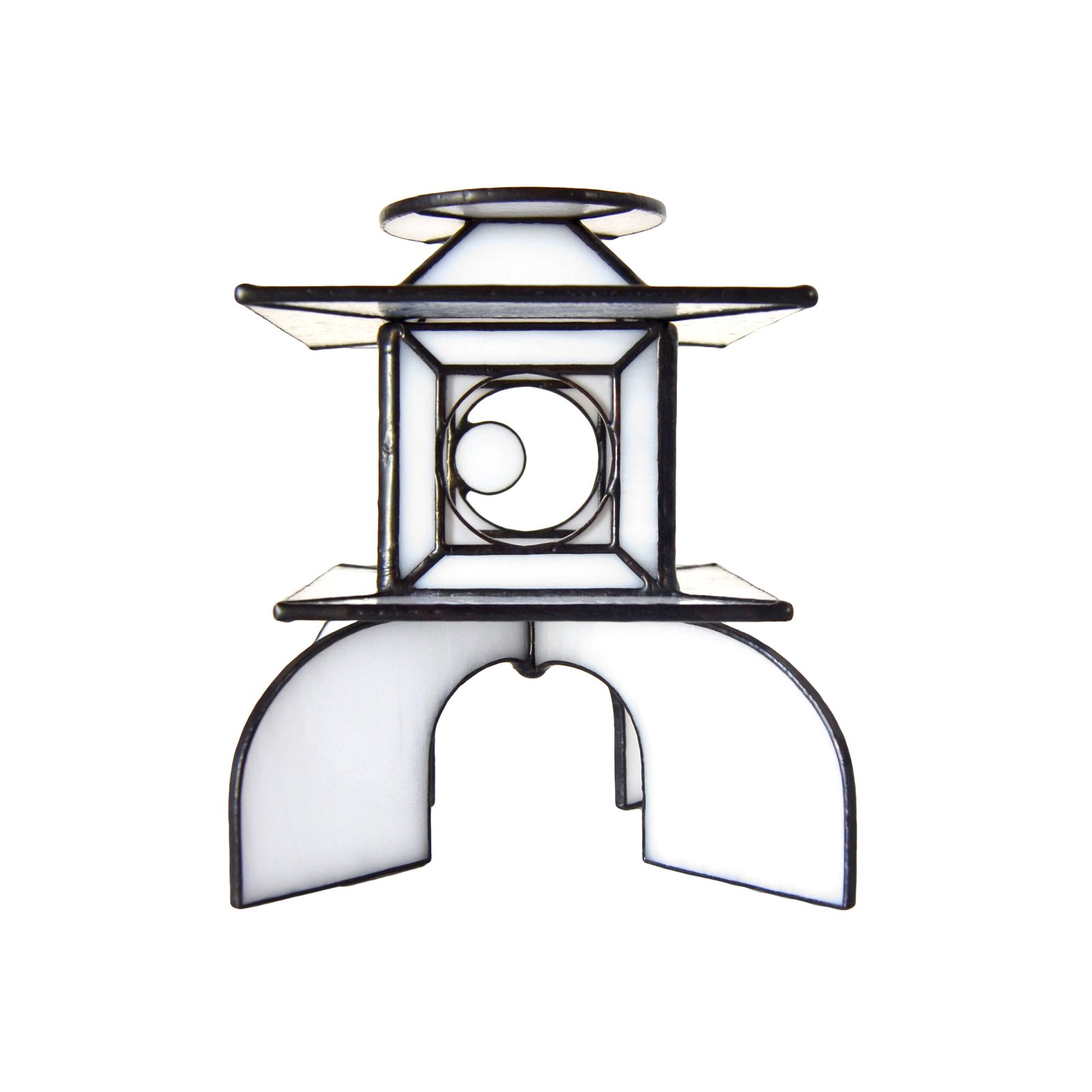Un bote de vidrio transparente diseñado para sostener una vela, con una estructura resistente y una superficie lisa que permite que la luz de la llama brille con claridad, creando una atmósfera cálida y acogedora en cualquier ambiente.