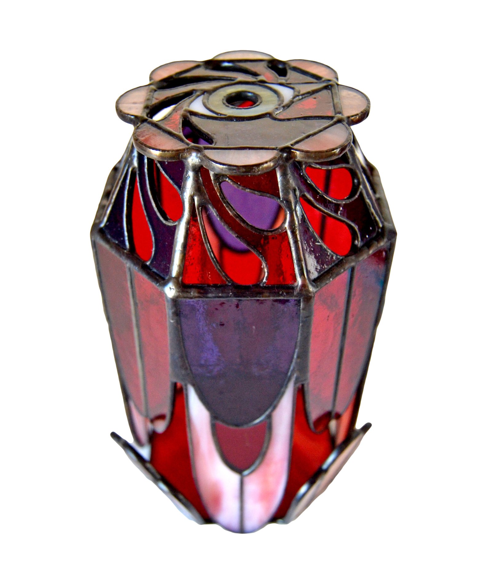 Un bote de vidrio transparente diseñado para sostener una vela, con una estructura resistente y una superficie lisa que permite que la luz de la llama brille con claridad, creando una atmósfera cálida y acogedora en cualquier ambiente.