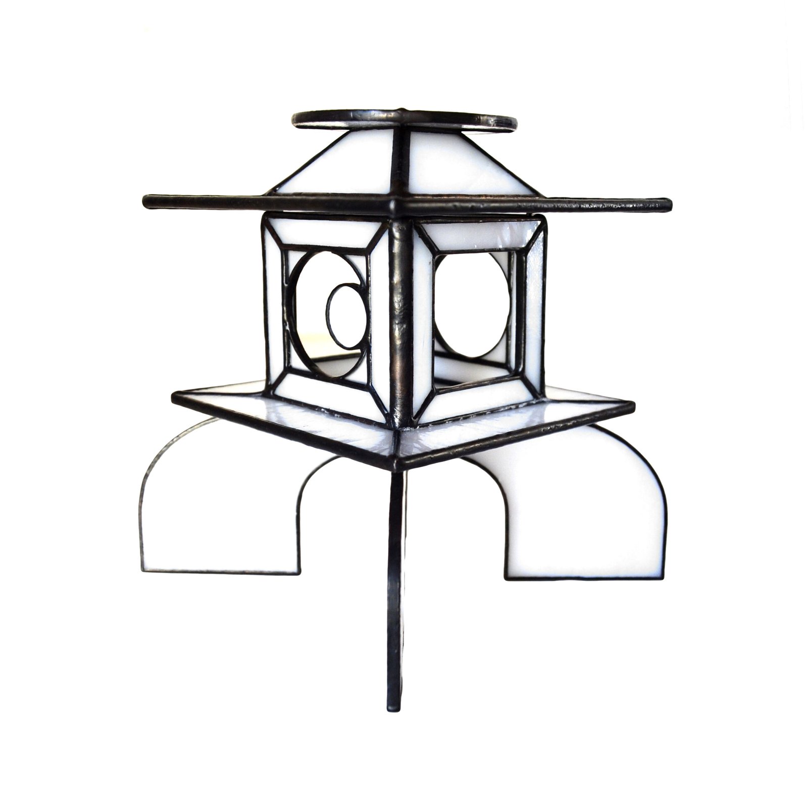 Un bote de vidrio transparente diseñado para sostener una vela, con una estructura resistente y una superficie lisa que permite que la luz de la llama brille con claridad, creando una atmósfera cálida y acogedora en cualquier ambiente.