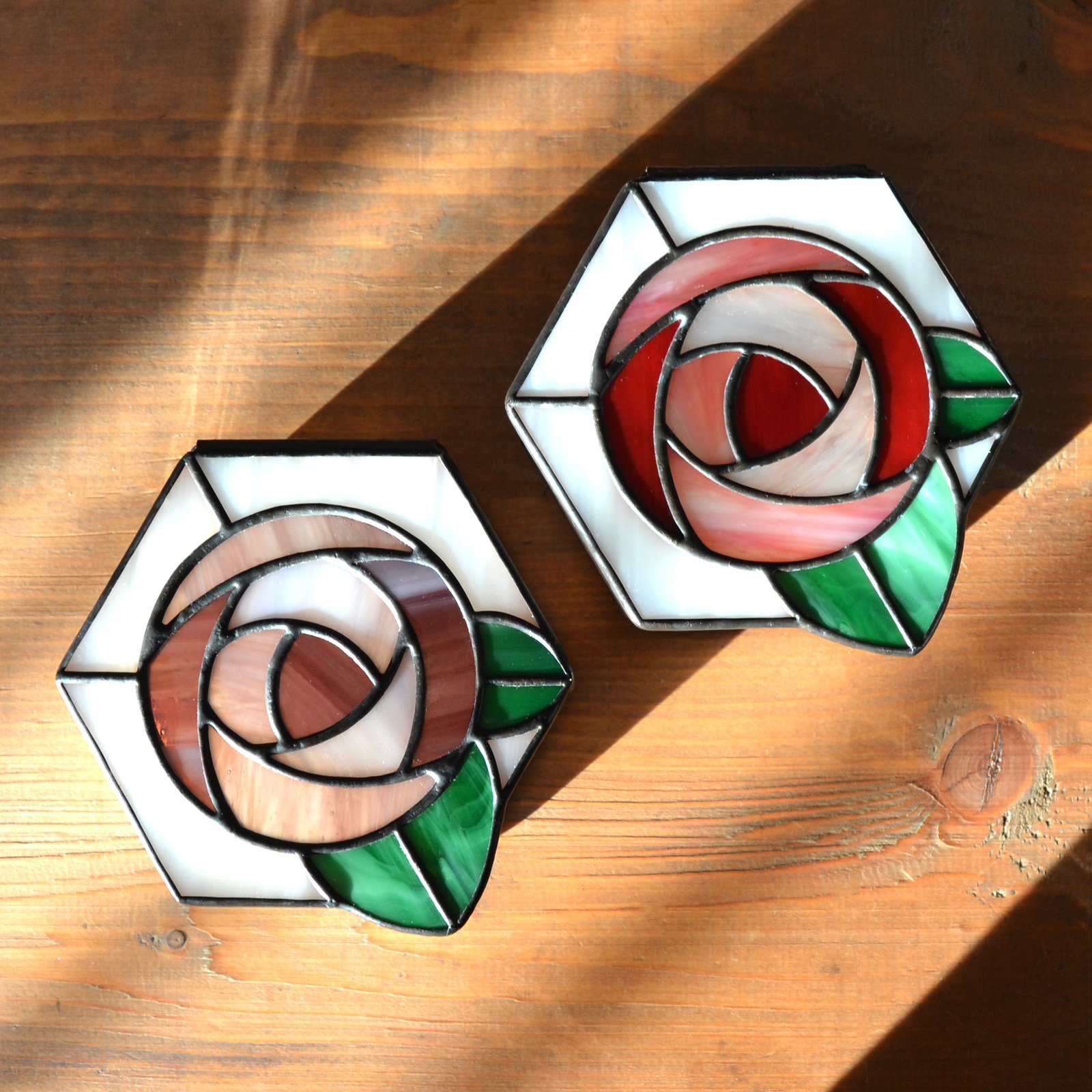 Una caja de vidrio meticulosamente tallada con detalles intrincados que representan una exquisita flor en pleno florecimiento, capturando la belleza y la fragilidad de la naturaleza en una obra de arte transparente.