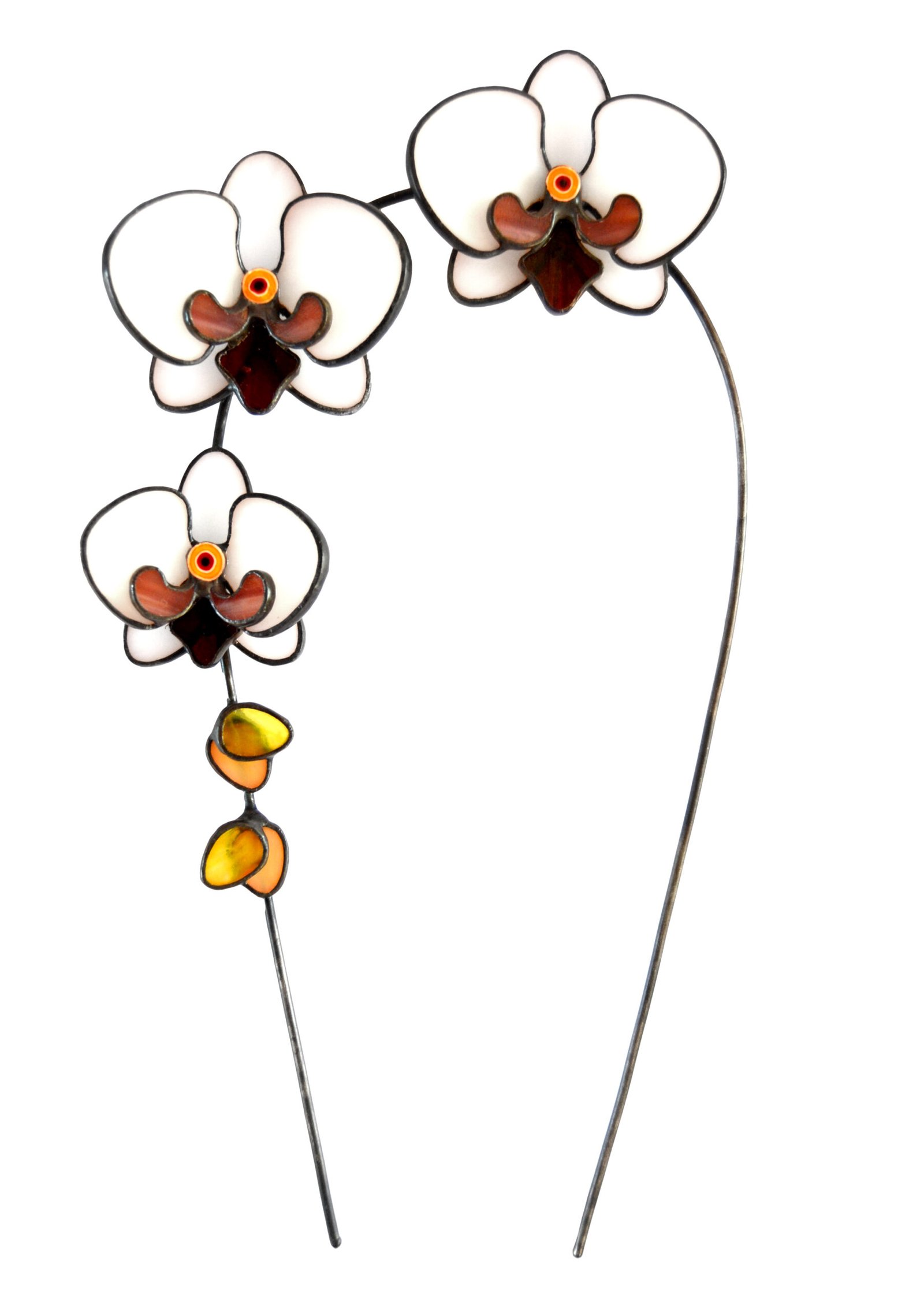 Imagen de una planta decorativa con detalles de vidrio que se entrelazan entre sus hojas, reflejando la luz con delicadeza y añadiendo un toque de brillo y sofisticación a cualquier espacio.