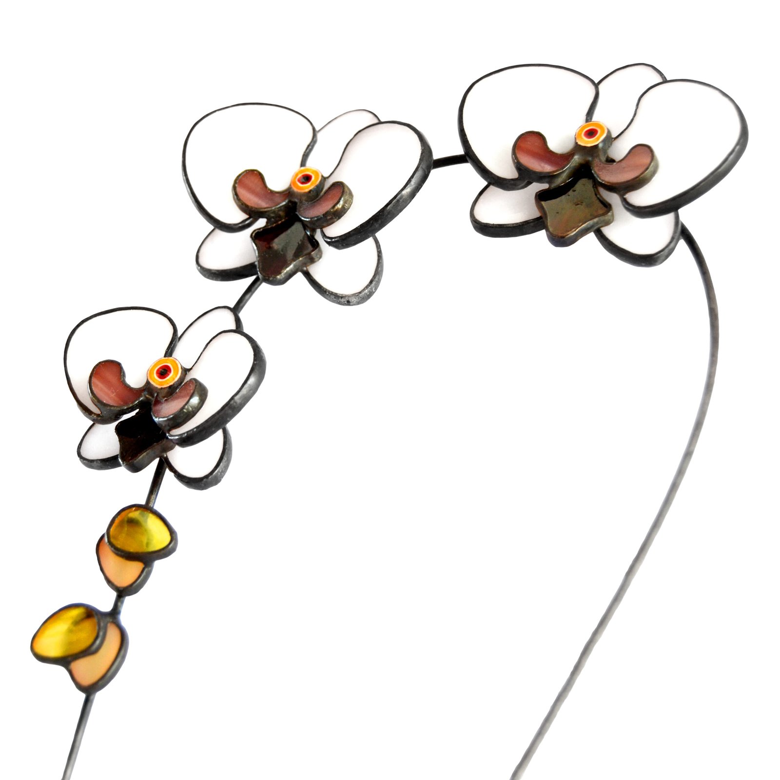 Imagen de una planta decorativa con detalles de vidrio que se entrelazan entre sus hojas, reflejando la luz con delicadeza y añadiendo un toque de brillo y sofisticación a cualquier espacio.