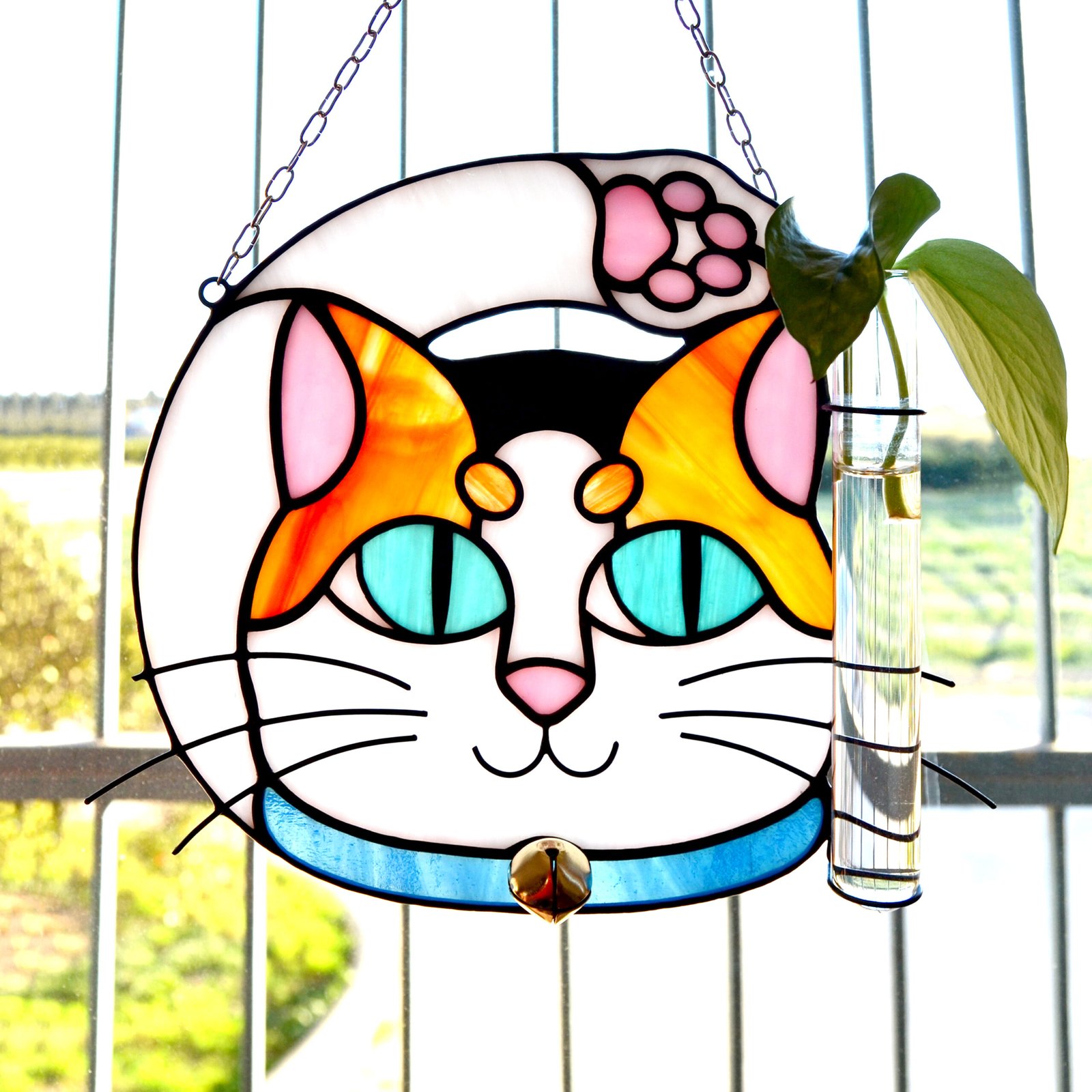 Un vitral que retrata a un elegante gato, con sus ojos curiosos y su pelaje suave y brillante, capturando la gracia y la serenidad de este majestuoso animal mientras la luz del sol filtra a través de los colores vibrantes y crea un efecto cautivador en cualquier espacio.