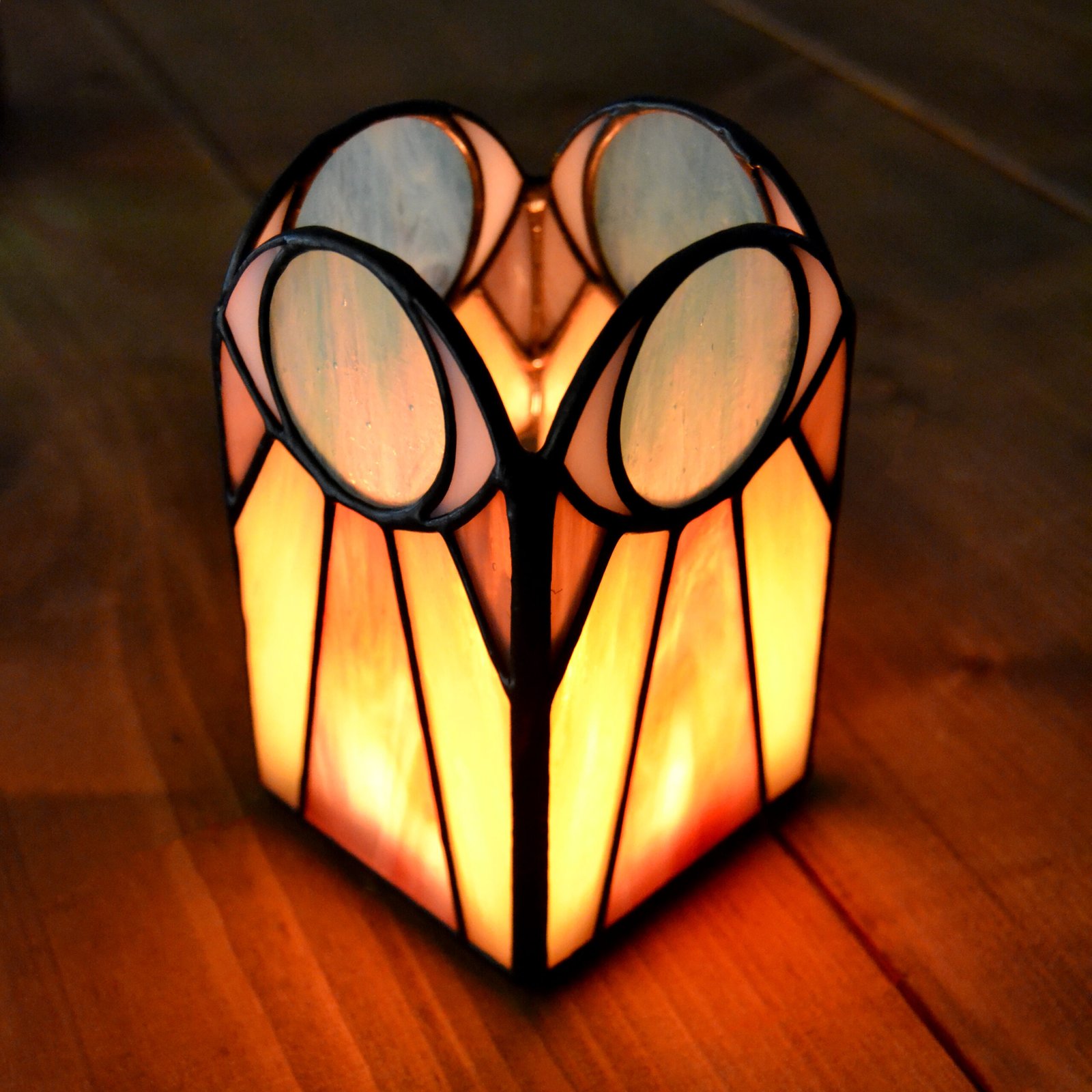 Un bote de vidrio transparente diseñado para sostener una vela, con una estructura resistente y una superficie lisa que permite que la luz de la llama brille con claridad, creando una atmósfera cálida y acogedora en cualquier ambiente.