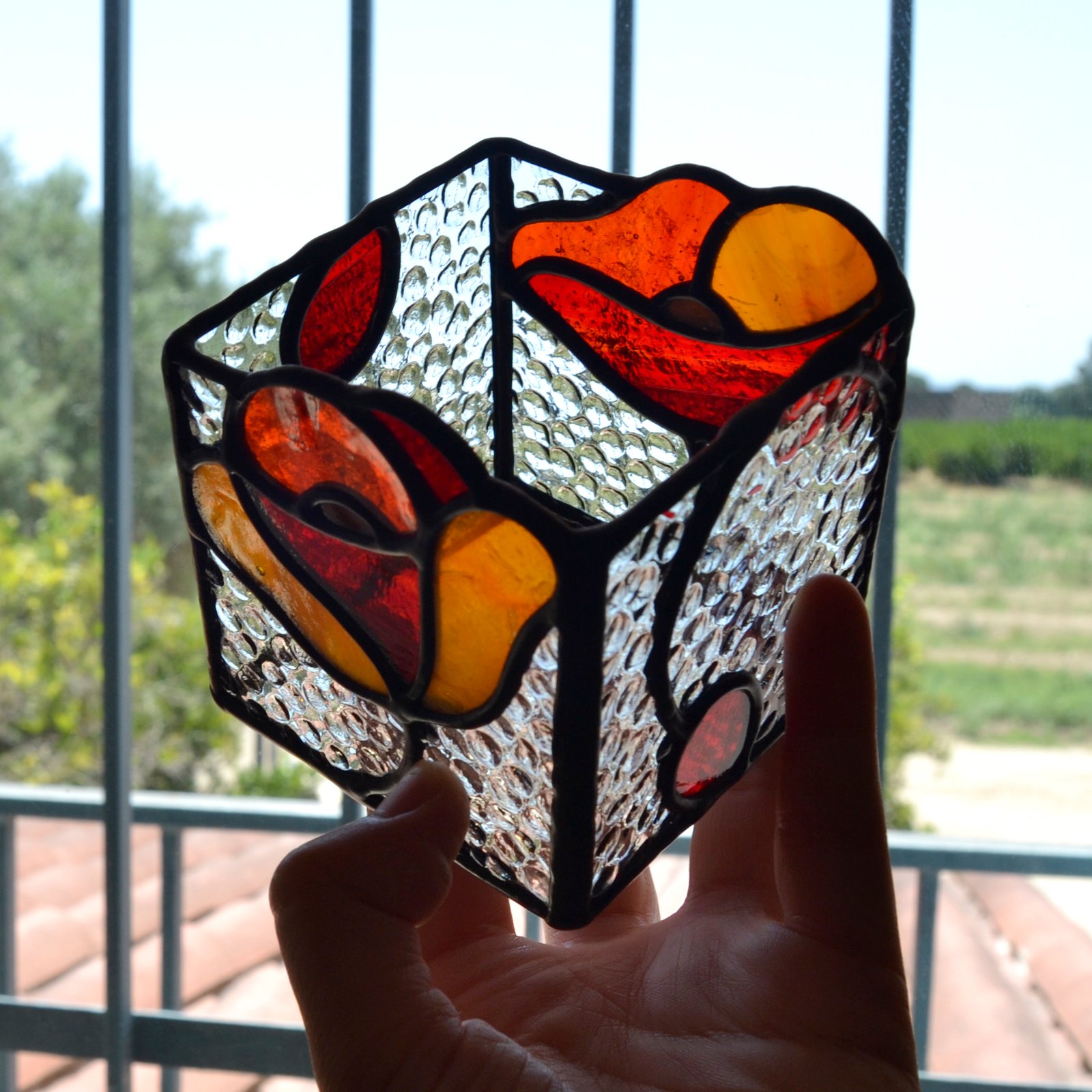 Un bote de vidrio transparente diseñado para sostener una vela, con una estructura resistente y una superficie lisa que permite que la luz de la llama brille con claridad, creando una atmósfera cálida y acogedora en cualquier ambiente.