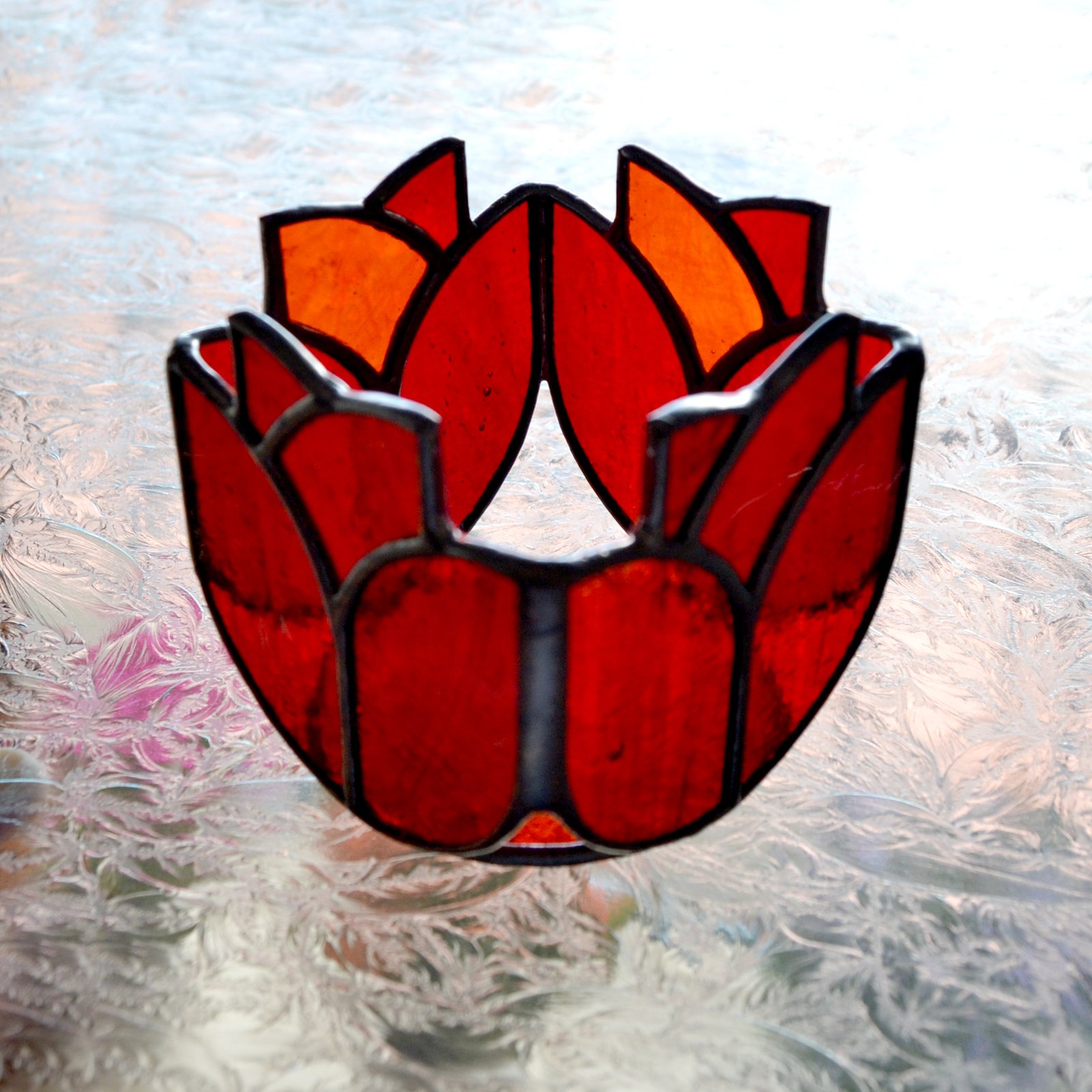 Un bote de vidrio transparente diseñado para sostener una vela, con una estructura resistente y una superficie lisa que permite que la luz de la llama brille con claridad, creando una atmósfera cálida y acogedora en cualquier ambiente.