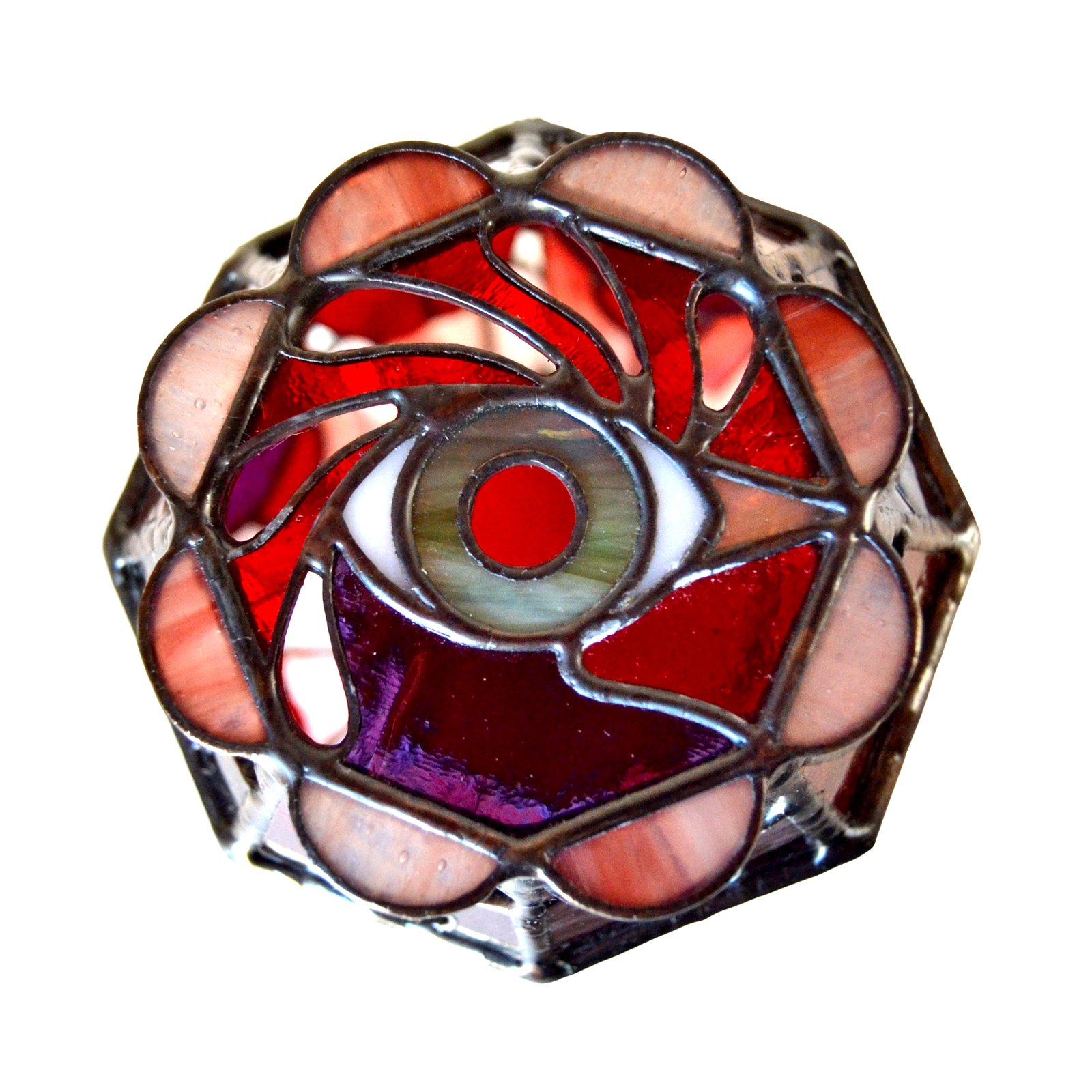 Un bote de vidrio transparente diseñado para sostener una vela, con una estructura resistente y una superficie lisa que permite que la luz de la llama brille con claridad, creando una atmósfera cálida y acogedora en cualquier ambiente.