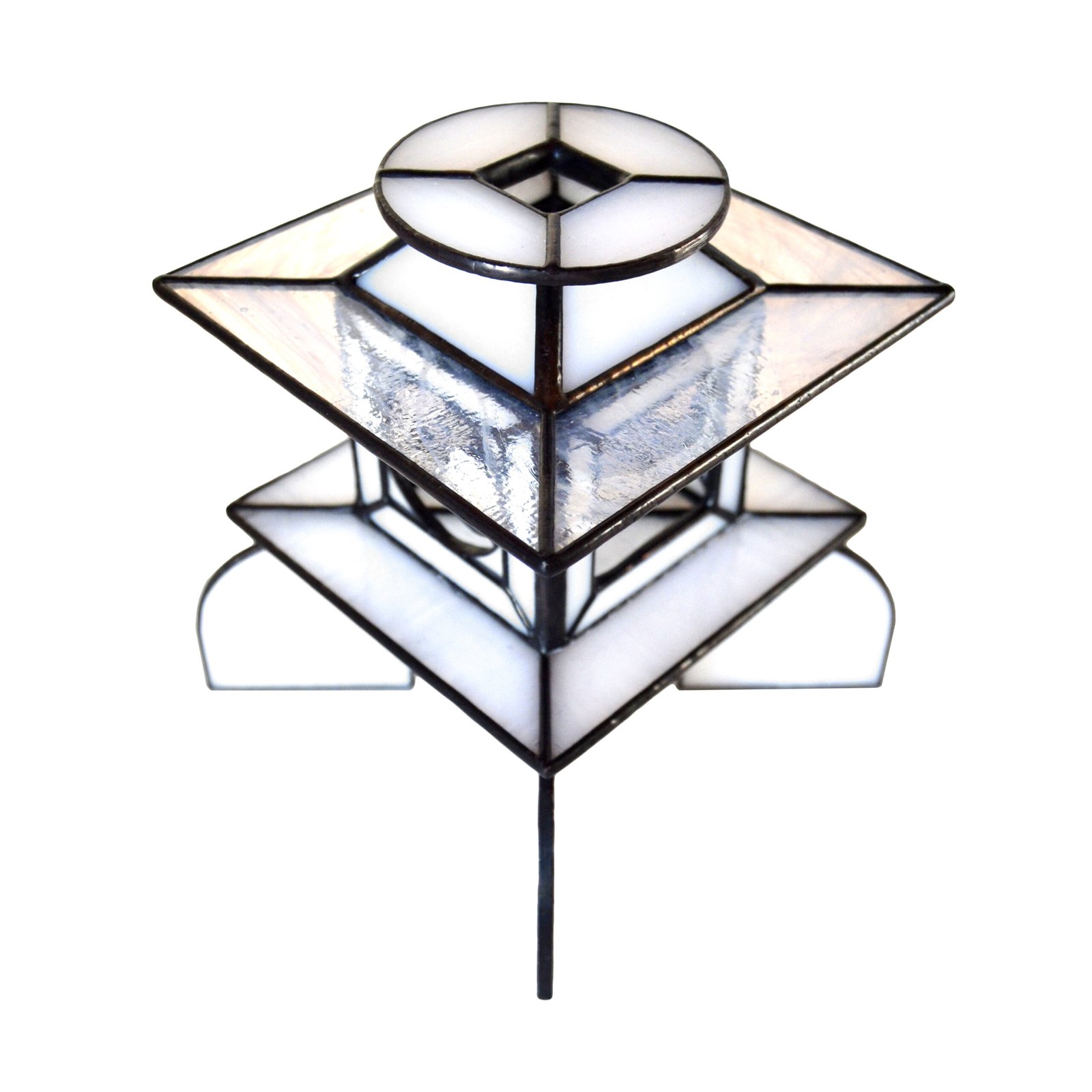 Un bote de vidrio transparente diseñado para sostener una vela, con una estructura resistente y una superficie lisa que permite que la luz de la llama brille con claridad, creando una atmósfera cálida y acogedora en cualquier ambiente.