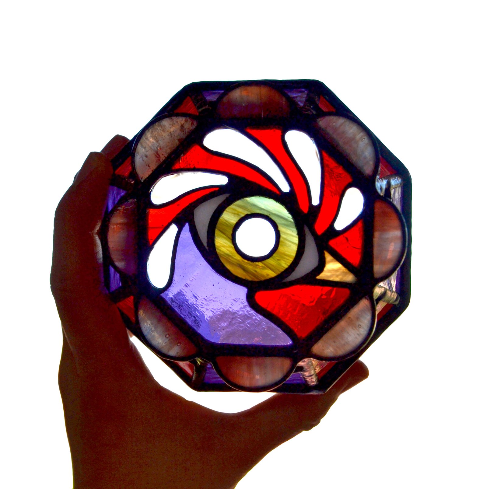 Un bote de vidrio transparente diseñado para sostener una vela, con una estructura resistente y una superficie lisa que permite que la luz de la llama brille con claridad, creando una atmósfera cálida y acogedora en cualquier ambiente.