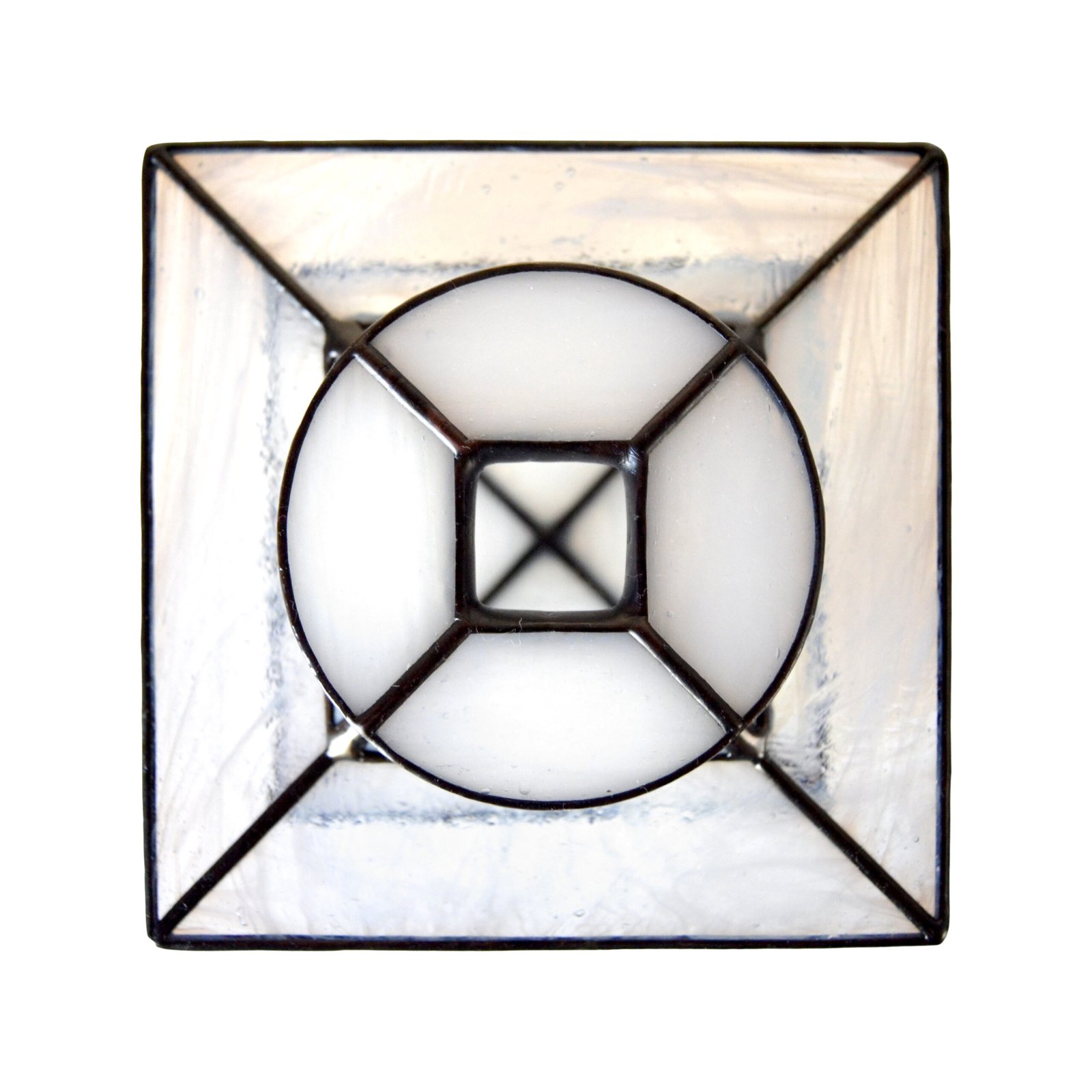 Un bote de vidrio transparente diseñado para sostener una vela, con una estructura resistente y una superficie lisa que permite que la luz de la llama brille con claridad, creando una atmósfera cálida y acogedora en cualquier ambiente.