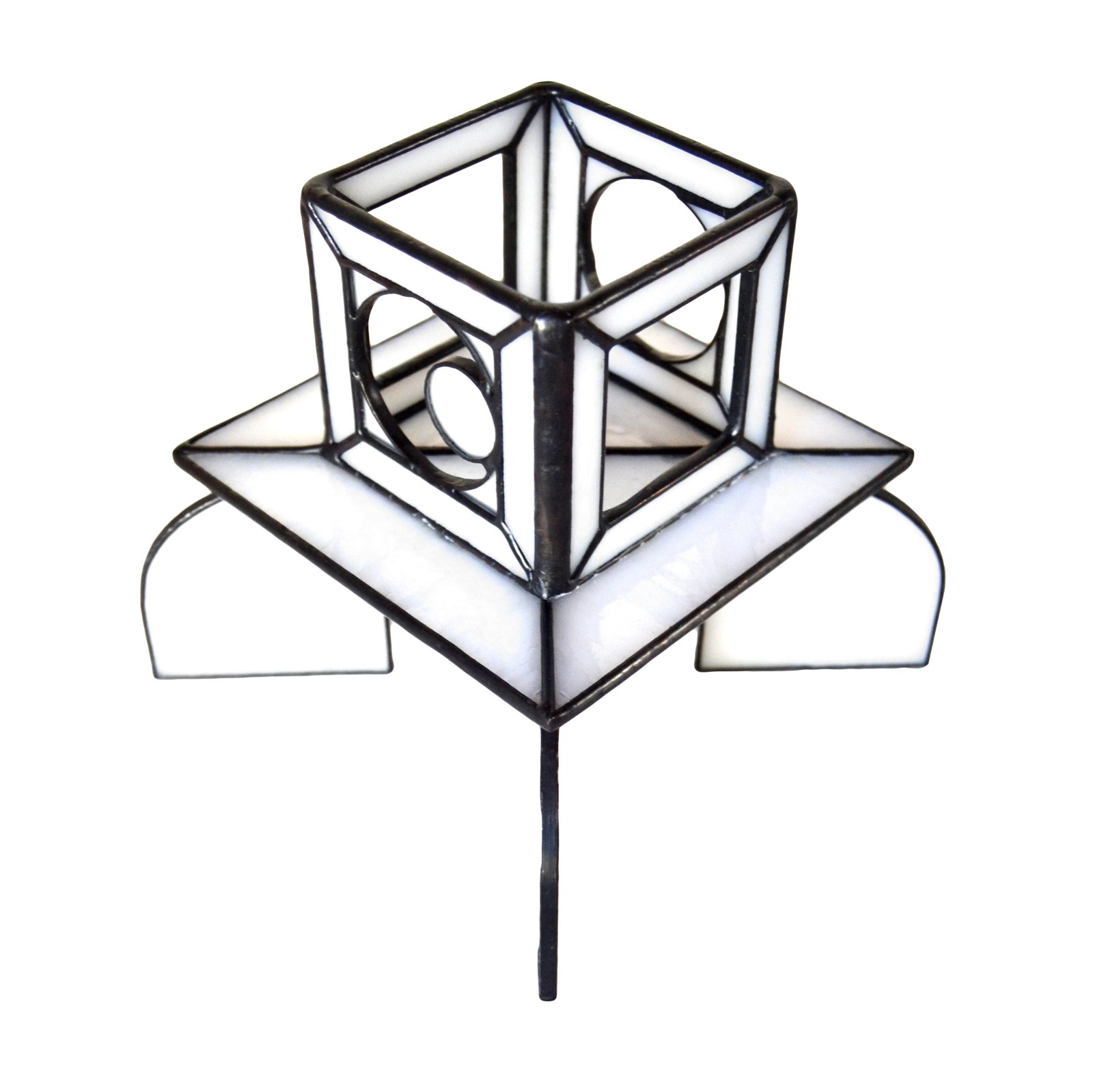 Un bote de vidrio transparente diseñado para sostener una vela, con una estructura resistente y una superficie lisa que permite que la luz de la llama brille con claridad, creando una atmósfera cálida y acogedora en cualquier ambiente.