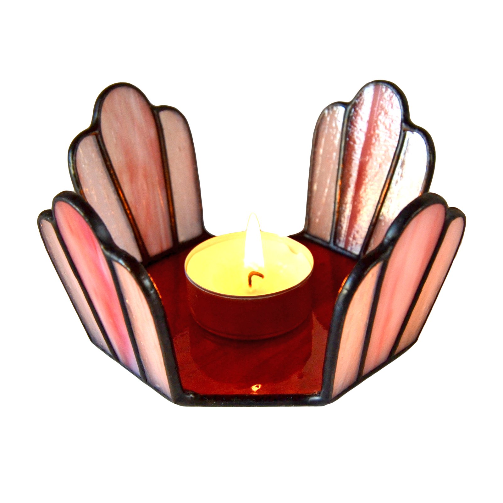 Un bote de vidrio transparente diseñado para sostener una vela, con una estructura resistente y una superficie lisa que permite que la luz de la llama brille con claridad, creando una atmósfera cálida y acogedora en cualquier ambiente.