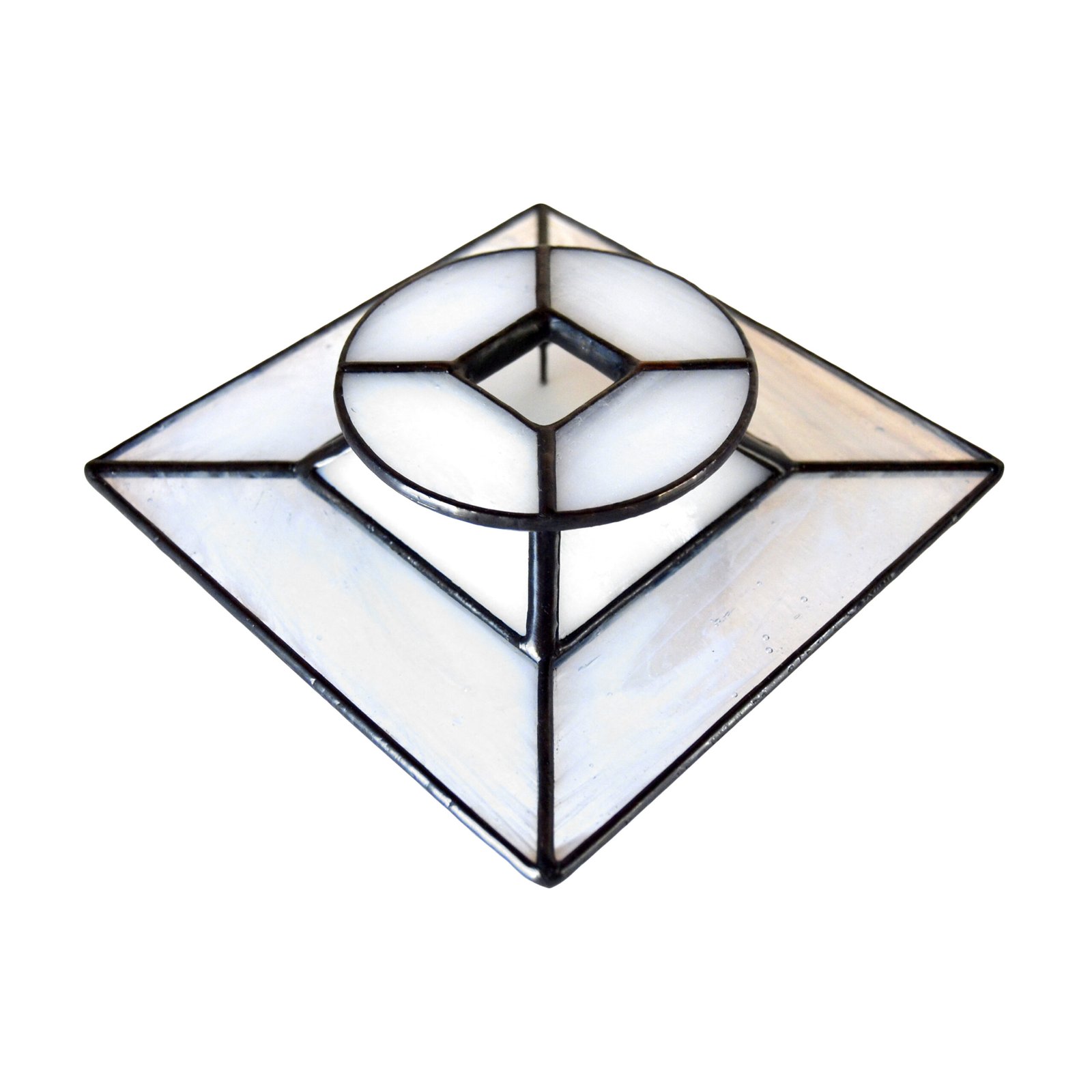 Un bote de vidrio transparente diseñado para sostener una vela, con una estructura resistente y una superficie lisa que permite que la luz de la llama brille con claridad, creando una atmósfera cálida y acogedora en cualquier ambiente.