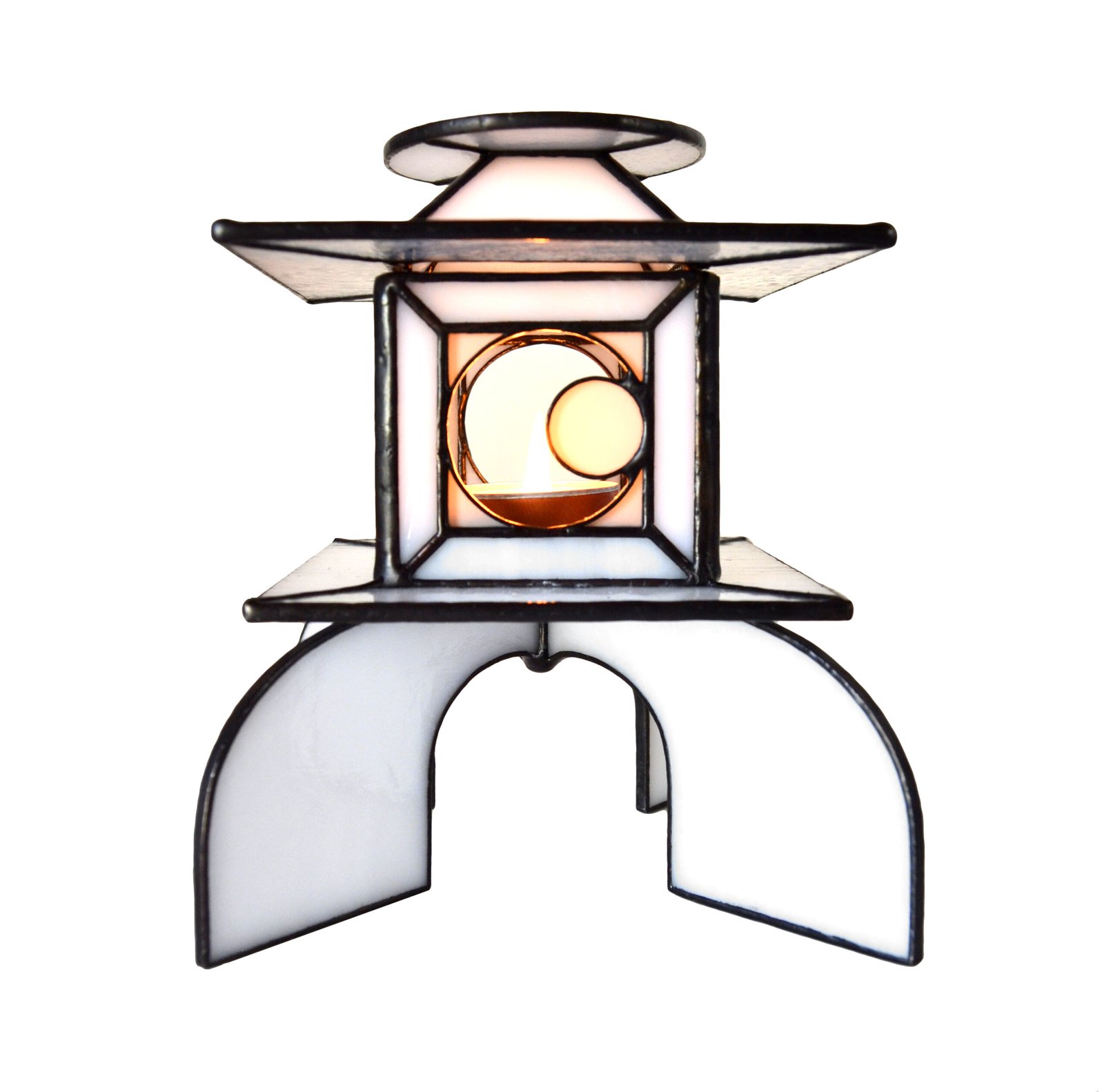 Un bote de vidrio transparente diseñado para sostener una vela, con una estructura resistente y una superficie lisa que permite que la luz de la llama brille con claridad, creando una atmósfera cálida y acogedora en cualquier ambiente.