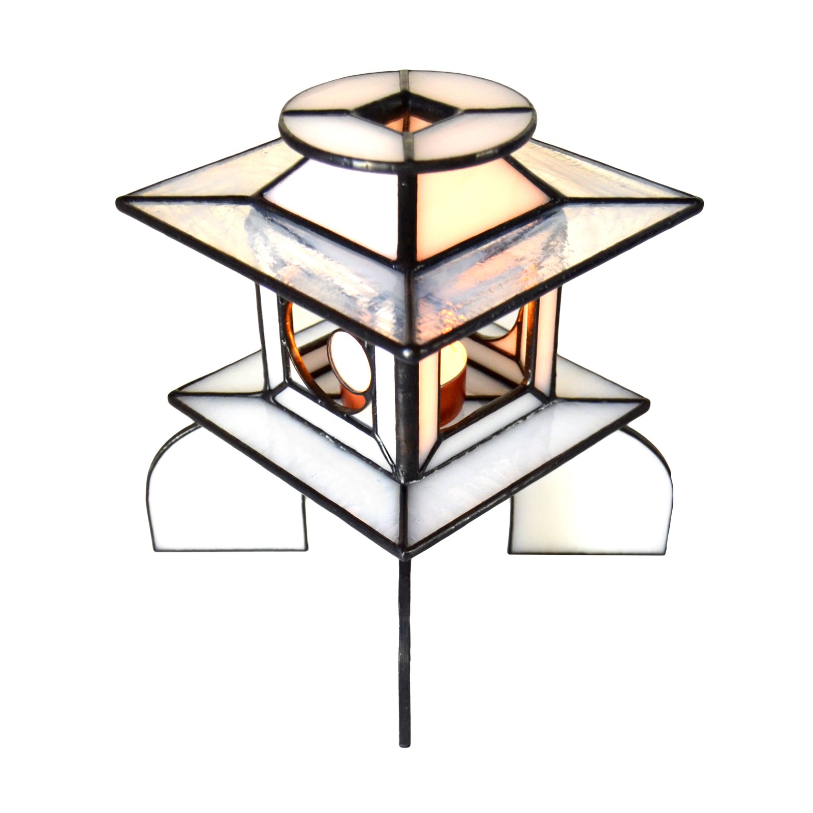 Un bote de vidrio transparente diseñado para sostener una vela, con una estructura resistente y una superficie lisa que permite que la luz de la llama brille con claridad, creando una atmósfera cálida y acogedora en cualquier ambiente.