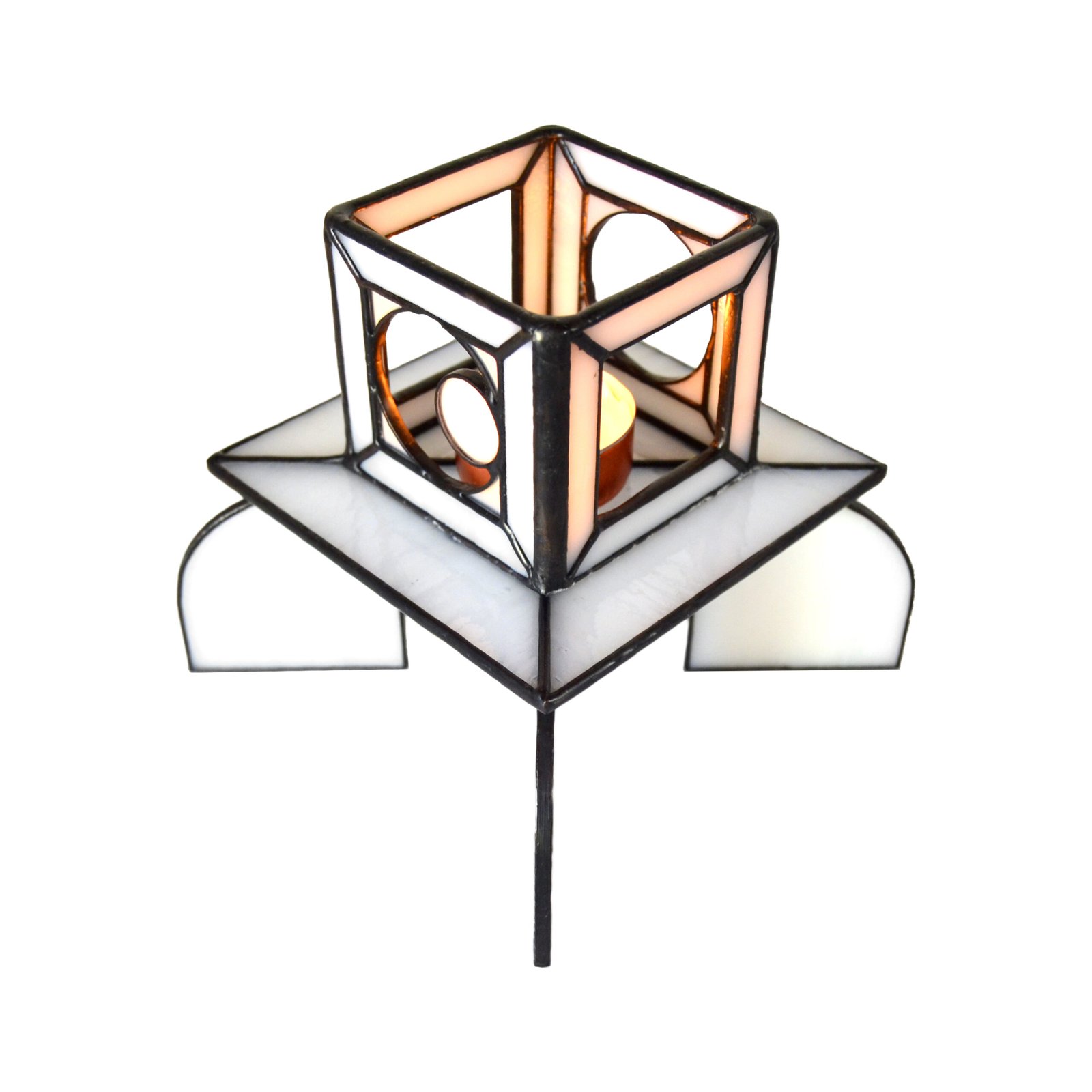 Un bote de vidrio transparente diseñado para sostener una vela, con una estructura resistente y una superficie lisa que permite que la luz de la llama brille con claridad, creando una atmósfera cálida y acogedora en cualquier ambiente.