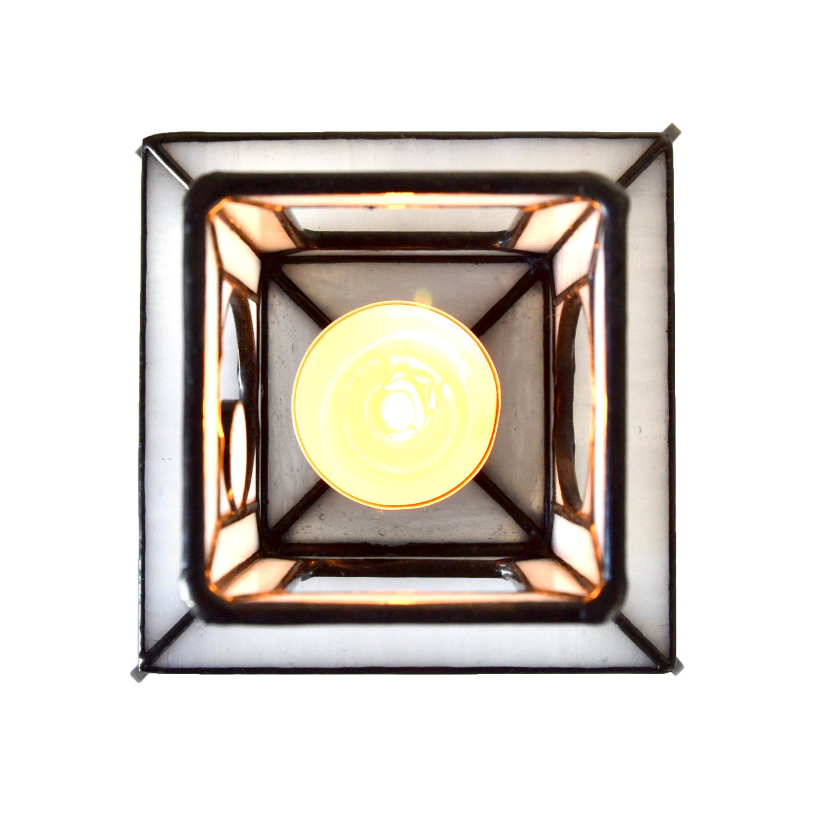 Un bote de vidrio transparente diseñado para sostener una vela, con una estructura resistente y una superficie lisa que permite que la luz de la llama brille con claridad, creando una atmósfera cálida y acogedora en cualquier ambiente.