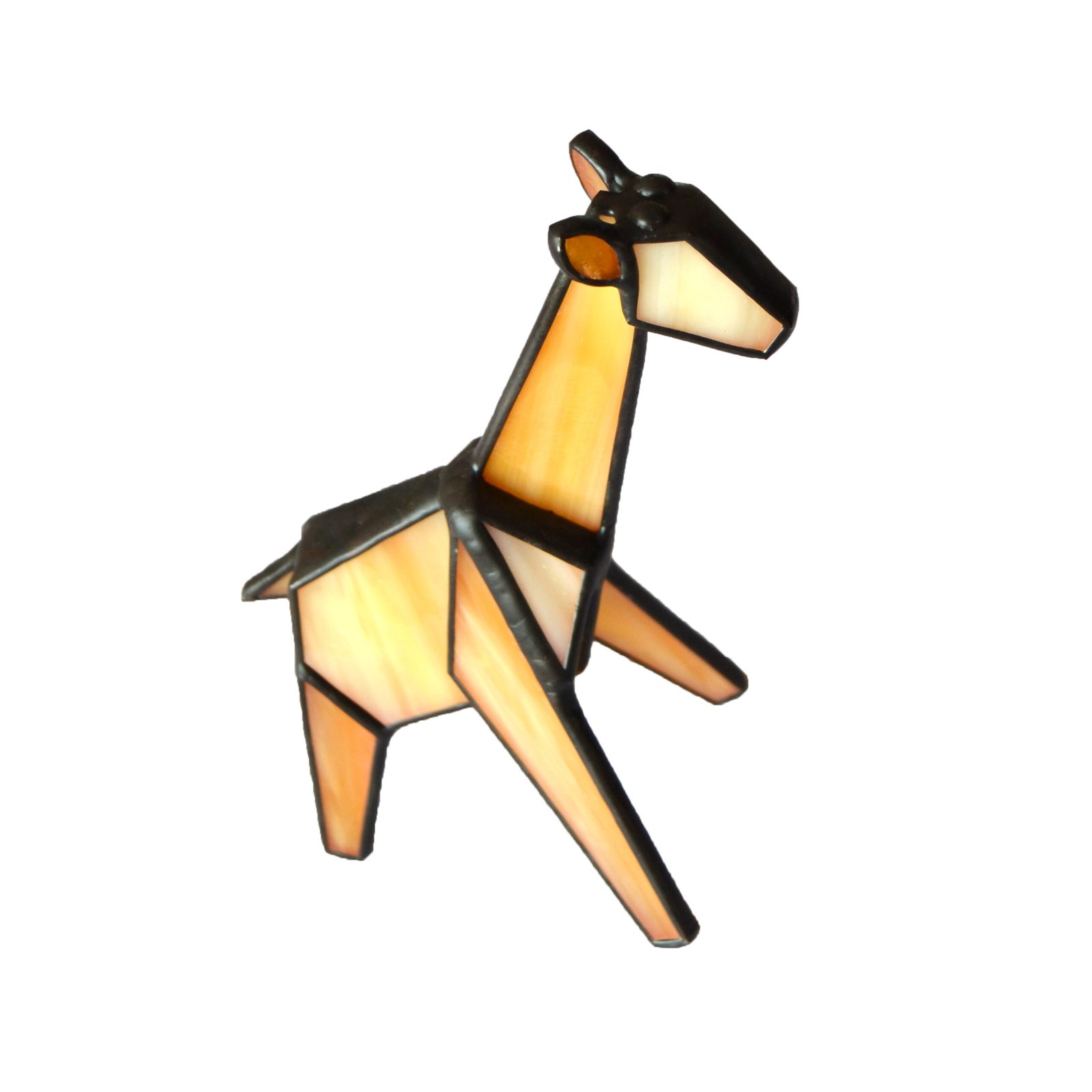 Un vitral en forma de una jirafa, con su cuello largo y elegante, sus manchas distintivas y sus ojos llenos de curiosidad y gracia. La luz del sol ilumina los tonos cálidos y terrosos del vidrio, creando una sensación de serenidad y asombro ante la belleza de la naturaleza.