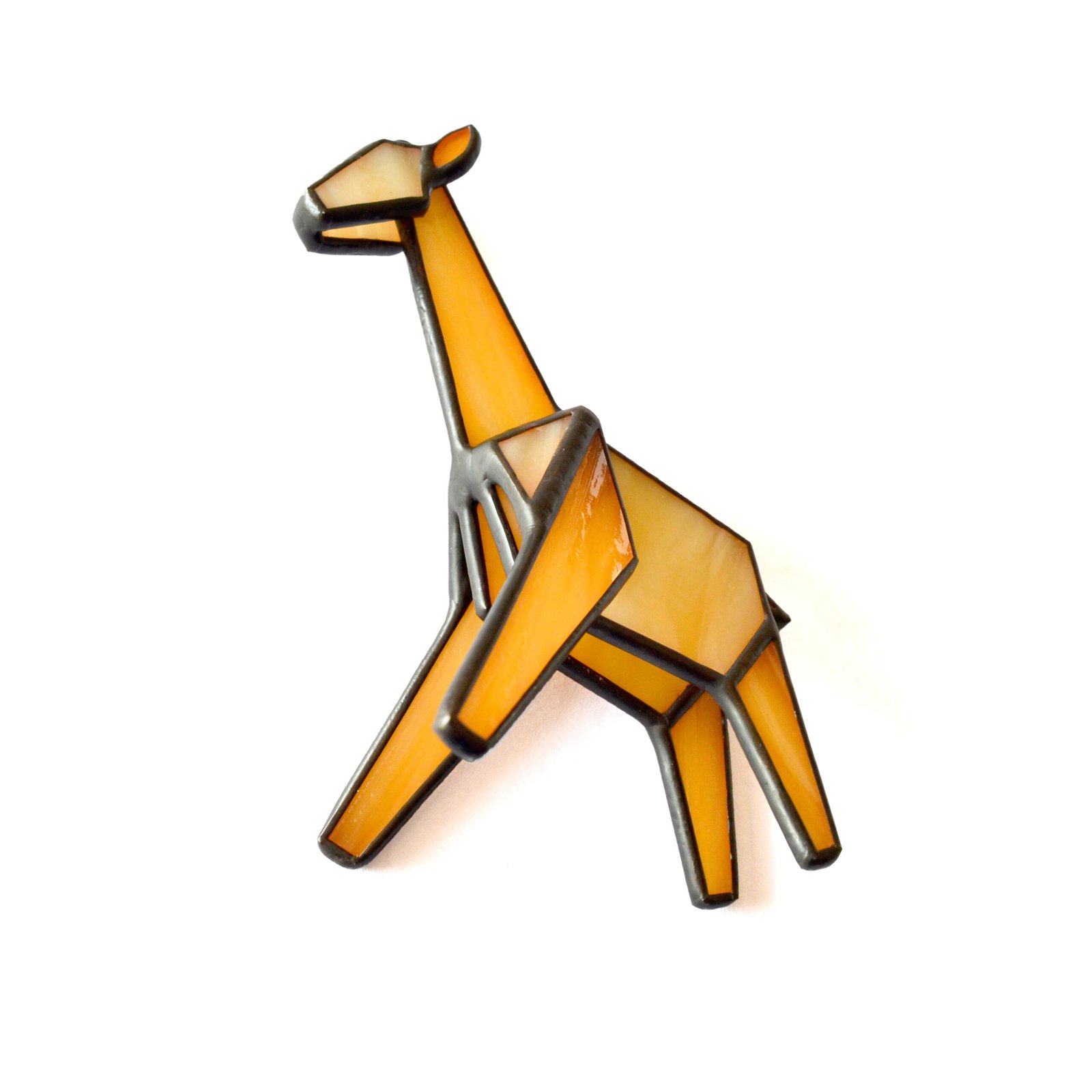 Un vitral en forma de una jirafa, con su cuello largo y elegante, sus manchas distintivas y sus ojos llenos de curiosidad y gracia. La luz del sol ilumina los tonos cálidos y terrosos del vidrio, creando una sensación de serenidad y asombro ante la belleza de la naturaleza.