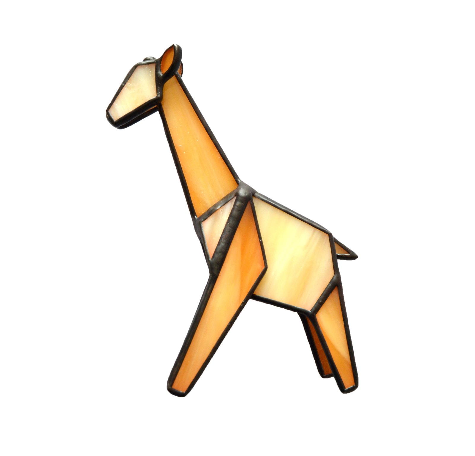 Un vitral en forma de una jirafa, con su cuello largo y elegante, sus manchas distintivas y sus ojos llenos de curiosidad y gracia. La luz del sol ilumina los tonos cálidos y terrosos del vidrio, creando una sensación de serenidad y asombro ante la belleza de la naturaleza.