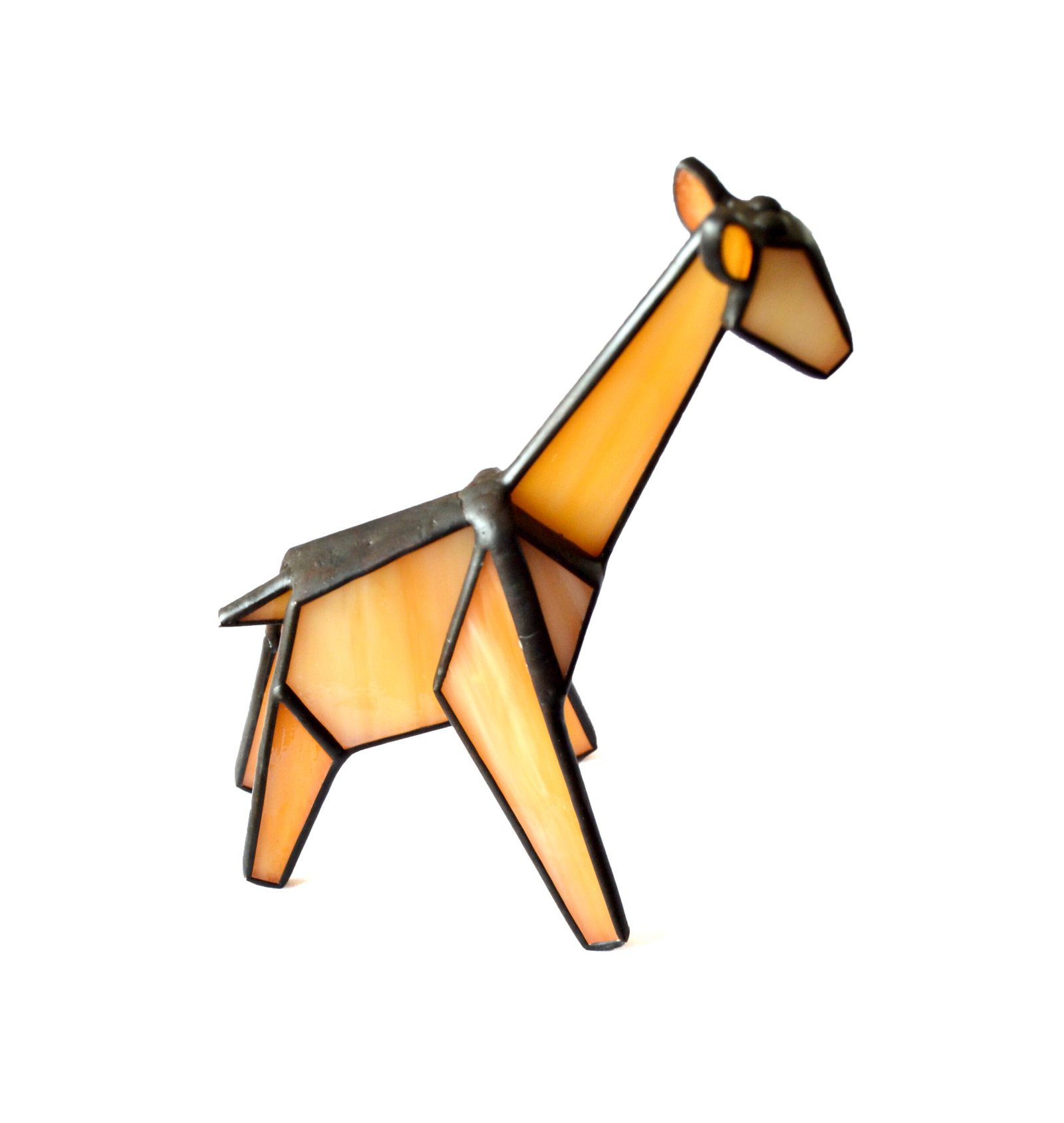 Un vitral en forma de una jirafa, con su cuello largo y elegante, sus manchas distintivas y sus ojos llenos de curiosidad y gracia. La luz del sol ilumina los tonos cálidos y terrosos del vidrio, creando una sensación de serenidad y asombro ante la belleza de la naturaleza.