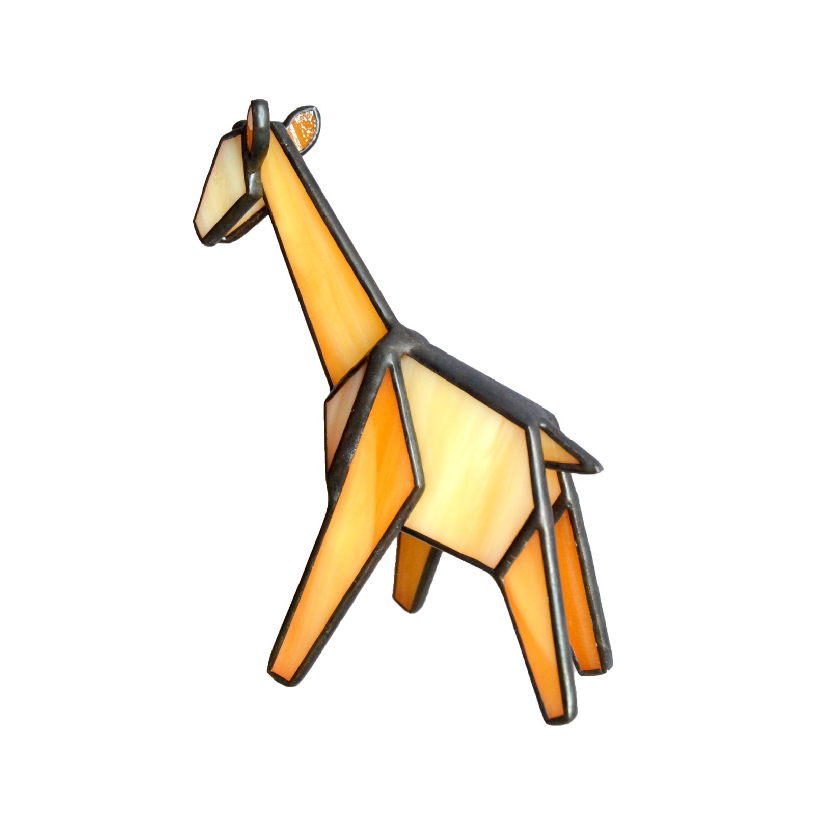 Un vitral en forma de una jirafa, con su cuello largo y elegante, sus manchas distintivas y sus ojos llenos de curiosidad y gracia. La luz del sol ilumina los tonos cálidos y terrosos del vidrio, creando una sensación de serenidad y asombro ante la belleza de la naturaleza.