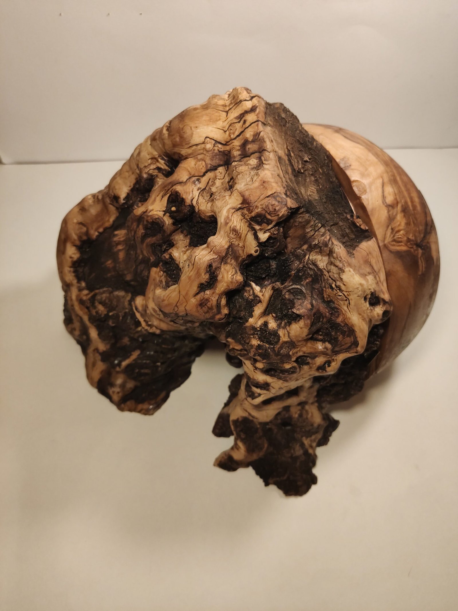 Objeto de madera con detalles de bronze