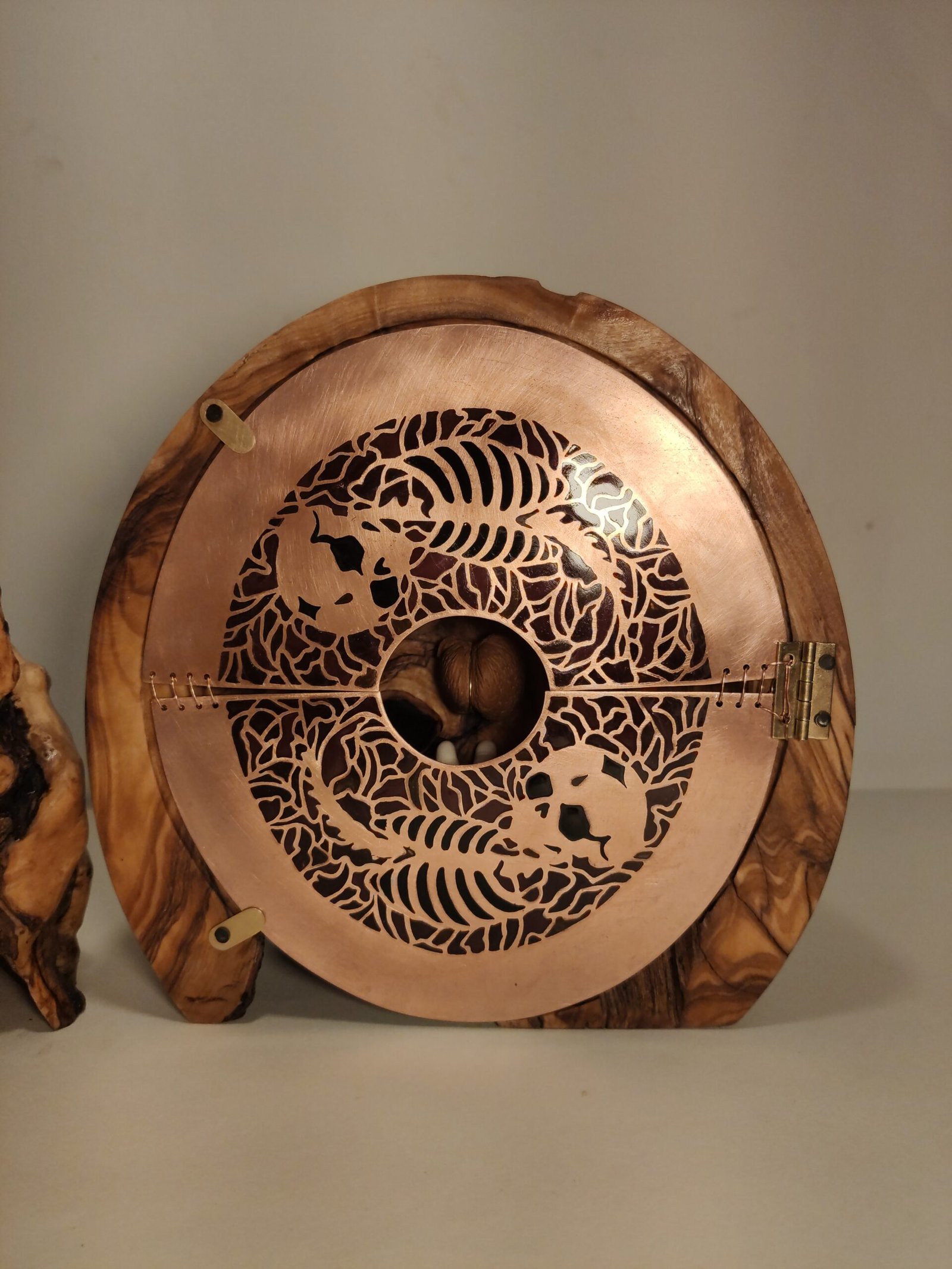 Objeto de madera con detalles de bronze